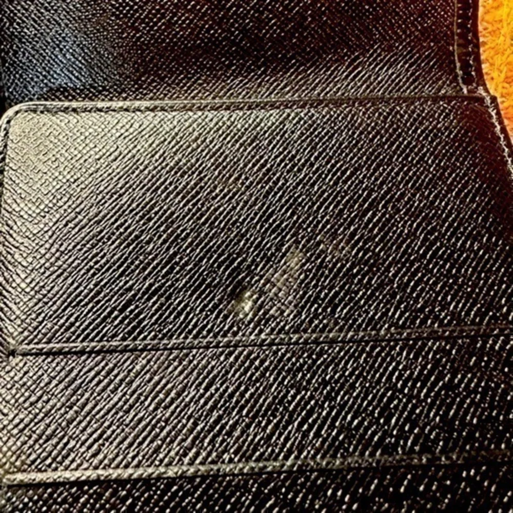 Louis Vuitton Malletier Epi Leather Elise Wallet. Black